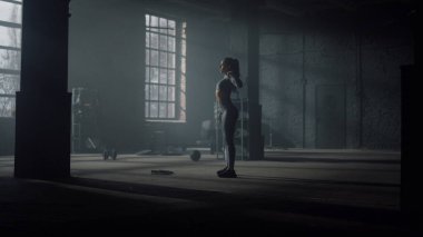 Eğitimden önce omuzlarını ısıtan bir kadın. Genç sporcu kadın el sıkışıyor.