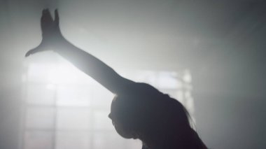 Sporcu fiziksel egzersizler sırasında yana doğru eğiliyor. Pilates yapan kadın.