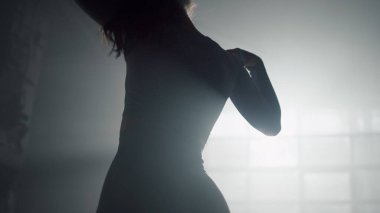 Çalışmadan önce omuzlarını ısıtan bir kadın. Antrenman sırasında hareket eden aktif kız