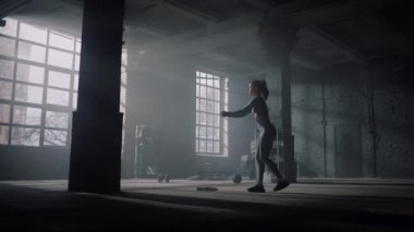 Kız spor kulübünde egzersiz yapıyor. Atlet hamlelerle çömeldi 