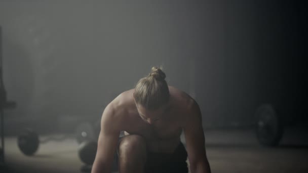 Muskulös man stående på start position i gymmet. Sportiv kille förbereder sig för att springa — Stockvideo