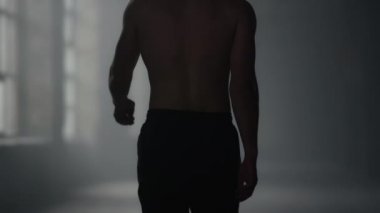 Çatı katında yürüyen bir adam. Erkek sporcu antrenmanı bitiriyor.