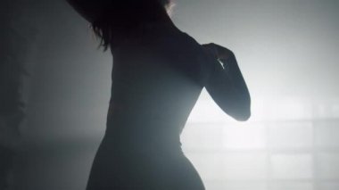 Çalışmadan önce omuzlarını ısıtan bir kadın. Antrenman sırasında hareket eden aktif kız