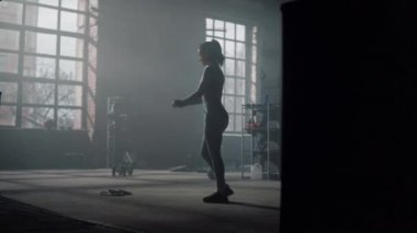 Çömelme egzersizi yapan kadın. Vücut geliştirici hamlelerle ön çömelme yapıyor