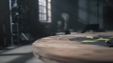 Kız bacakları zıplama seti yapıyor. Spor malzemeleri kullanan bir kadın.