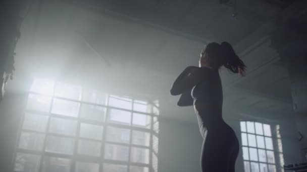 Vrouwelijke bodybuilder stretching schouder spieren. Spierachtige vrouw verwarmende handen — Stockvideo