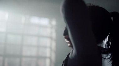 Antrenmandan önce elleri ısıtan bir kız. Vücudu yoğun eğitime hazırlayan kadın