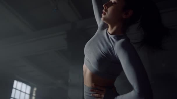 Frau macht Seitenkurven während des Trainings. Sportler wärmt Körper vor dem Training — Stockvideo