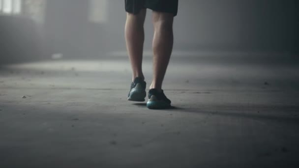 Mannelijke atleet voeten lopen in loft gebouw. Man benen gaan voor training — Stockvideo