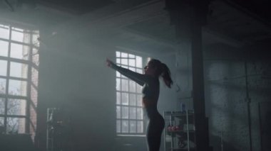 Spor salonundaki antrenmandan önce vücudu ısıtan sporcu kadın. Kardiyoya hazırlanan kız 