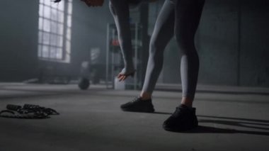 Formda kız fitness antrenmanından önce eğilir. Bacaklarını açan kadın. 