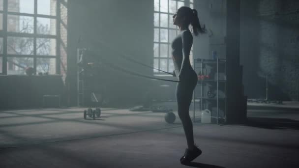 Sportnő ugrál ugrókötélen a tornateremben. Alkalmas nő kardio edzés — Stock videók