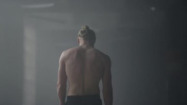 Sporcu antrenmandan sonra dinleniyor. Çatı katında yürüyen fitness adamı.