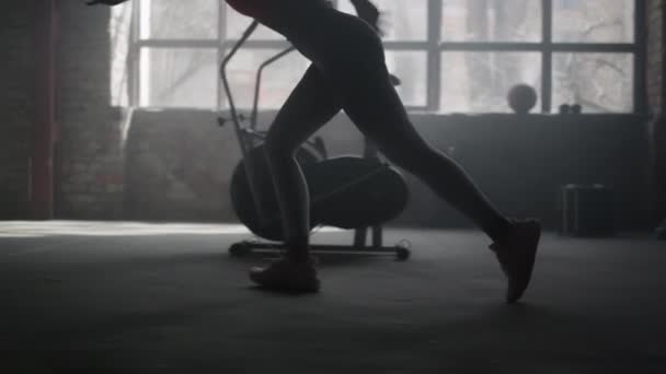 Дівчина, що бігає швидко під час тренування. Африканська американка бігає у спортзалі. — стокове відео