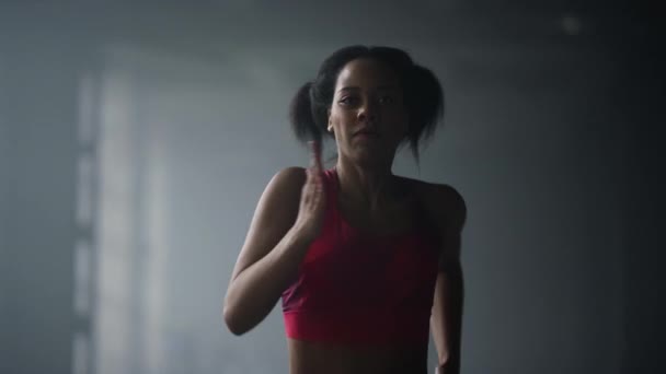 Fille sportive jogging dans la salle de gym. Femme courant vite dans le couloir sombre du bâtiment loft — Video