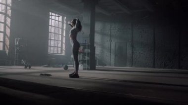 Spor kadını, boyun kaslarını antrenman için ısıtıyor. Kadın antrenmana hazırlanıyor.