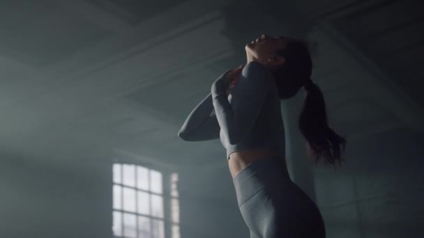 Chica realizando ejercicios para calentar el cuello. Mujer muscular estirando el cuello — Vídeos de Stock