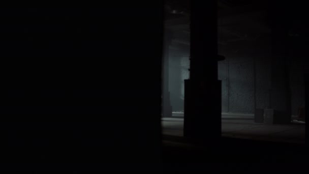 Athlete standing in loft building. Woman resting after training with wooden box — Stock Video