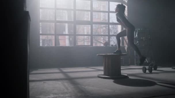 Femme utilisant une boîte en bois pour la formation. Fille faisant ensemble de sauts de boîte exercices — Video