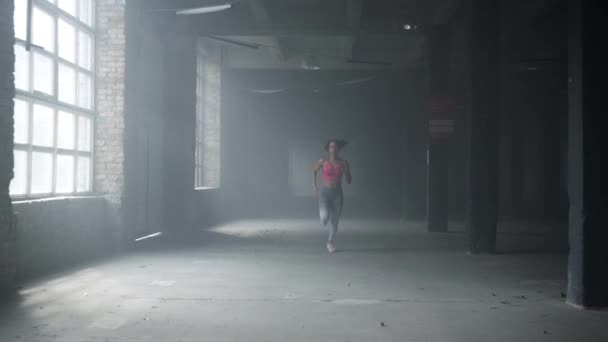 Çatı katında spor kadın eğitimi. Spor salonunda koşan kadın koşucu — Stok video