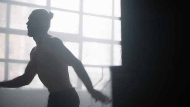 ロフトビルでカーディオワークアウトをしているアスリート。現代のジムで走る男性ランナー — ストック動画