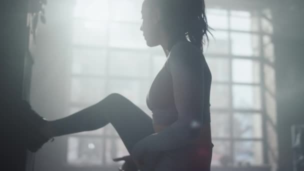 健美运动员训练后伸展腿.准备运动的女人 — 图库视频影像
