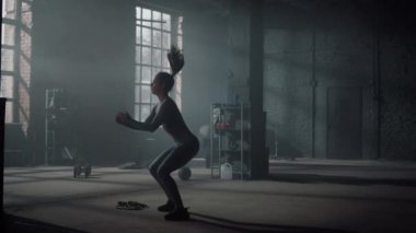 Yüksek atlama ile çömelme hareketi yapan bir kız. Sporcu fiziksel egzersiz yapıyor. 