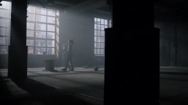 Sporcu kadın tahta kutuya atlamaya hazırlanıyor. Kutu atlayışı yapan kız 