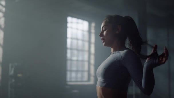 Mujer terminando el entrenamiento de fitness en gimnasio. Deportiva chica estiramiento cuerpo — Vídeo de stock