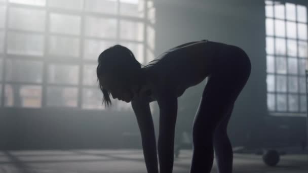Sporcu kadın antrenman sırasında öne eğiliyor. Vücudunu ısıtan kadın vücut geliştirici. — Stok video