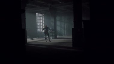 Modern spor salonunda ayakta duran bir sporcu. Ellerinde ip tutan kaslı kadın.