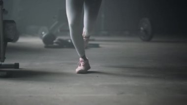 Kadın başlangıç pozisyonunda duruyor. Spor kulübünde koşan kadın koşucu bacakları