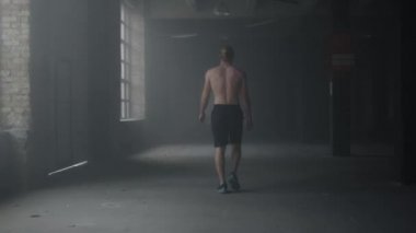 Adam idmandan sonra binaya giriyor. Sporcu antrenmandan önce ellerini ısıtıyor 