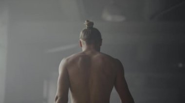 Çatı katında yürüyen fitness adamı. Atlet başlangıç pozisyonuna dönüyor 