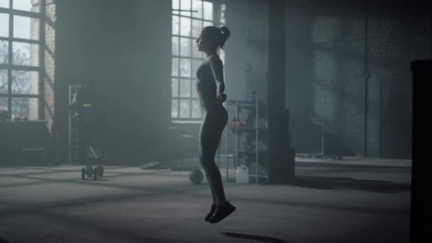 Menina pulando corda no ginásio moderno. Mulher fazendo exercício crossfit — Vídeo de Stock