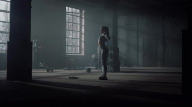 Eğitimden önce omuzlarını ısıtan bir kadın. Genç sporcu kadın el sıkışıyor.