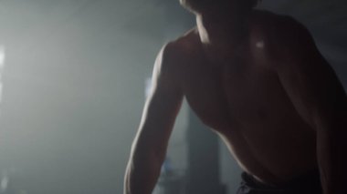 Kaba adam ters tutuş halteri kıvırma egzersizi yapıyor. Güçlü adam ağırlık kaldırıyor.