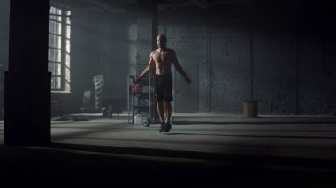 İp atlama egzersizi yapan aktif bir adam. İp atlayan enerjik bir adam