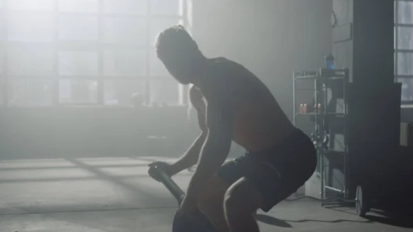 Atlet menyelesaikan latihan kebugaran dengan bobot. Orang yang memegang barbel di gym — Stok Foto