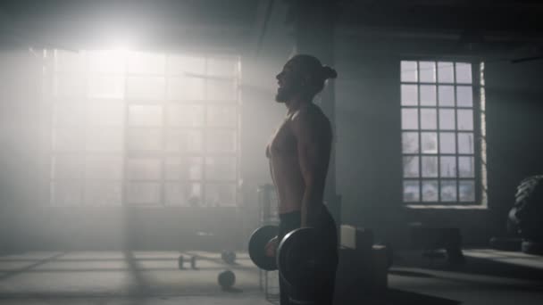 Deportista respirando pesado antes del ejercicio de fuerza. Hombre levantando pesas en el gimnasio — Vídeo de stock