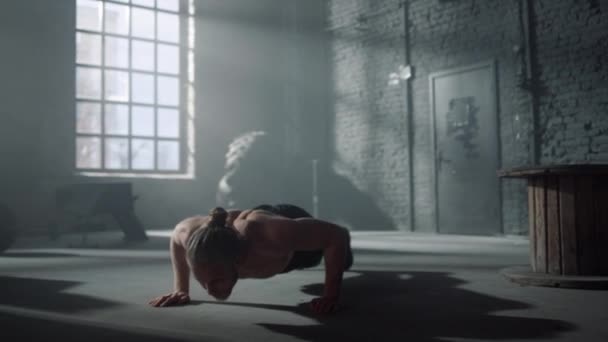 Atleta masculino fazendo flexões no ginásio. Shirtless homem corpo de formação no clube desportivo — Vídeo de Stock