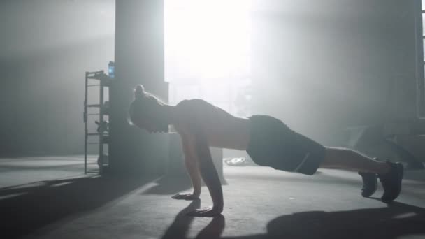 Mann steht in Planke. Kerl macht Liegestütze während Fitnesseinheit im Sportverein — Stockvideo