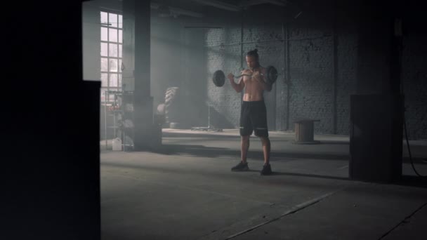 Sportler beim Heben von Gewichten. Powerlifter bei der Bizeps-Curl-Übung — Stockvideo