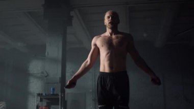 Adam atlama halatıyla kardiyo çalışması yapıyor. Atlayan sporcu ip atlıyor
