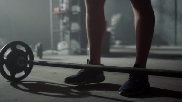 खेळाडू व्यायाम करण्यासाठी क्रीडा उपकरणे तयार करतात. माणूस बार्बेल वर प्लेट्स ठेवणे — स्टॉक व्हिडिओ