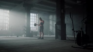 Halterle biceps kıvırma egzersizi yapan adam. Güçlü adam ağırlık kaldırıyor. 