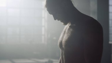 Halterle eğitime hazırlanan adam. Spor malzemesi kullanan vücut geliştirici