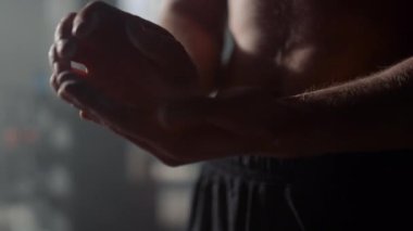 Sporcu ellerini magnezyumla ovuyor. Talk pudrası kullanan sporcu 