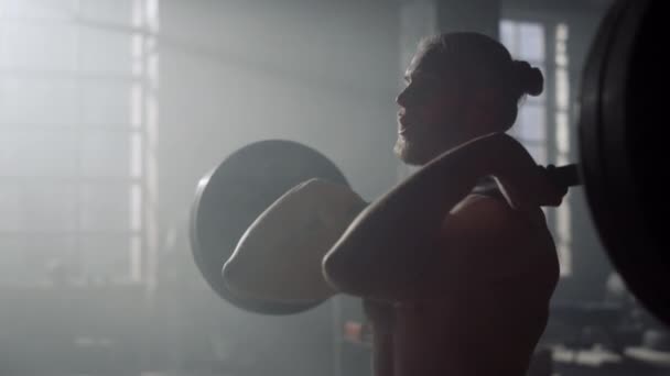 Manusia melakukan jongkok depan dengan barbel. Atlet pelatihan tubuh dengan bobot berat — Stok Video