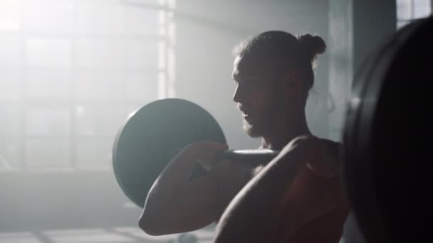 Mann stemmt Gewichte während des Trainings. Bodybuilder macht Übungen mit der Langhantel — Stockvideo